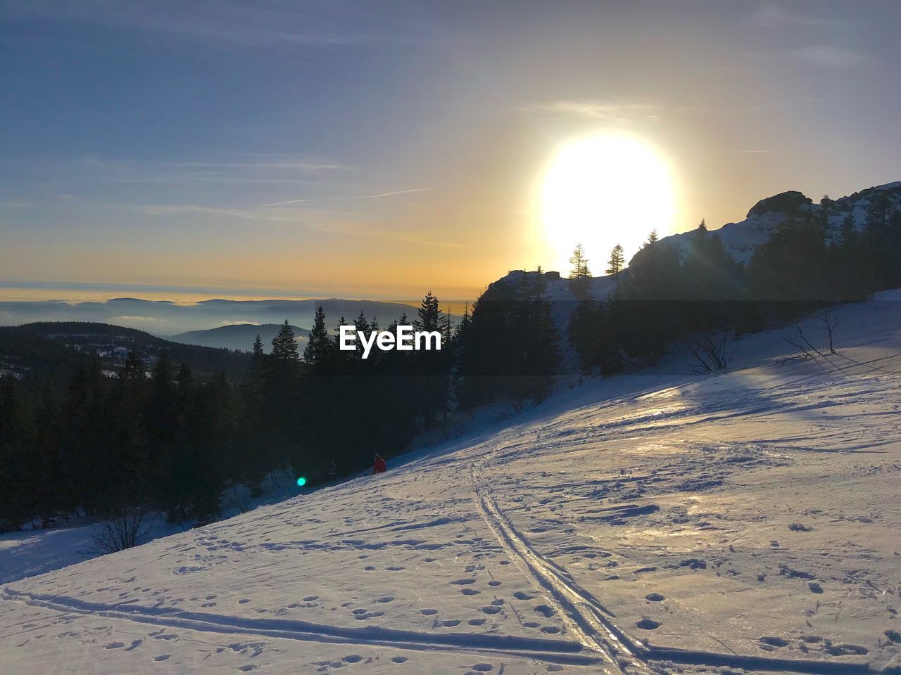 SCENIC VIEW OF SNOW COVERED MOUNTAINS AGAINST SKY DURING SUNSET