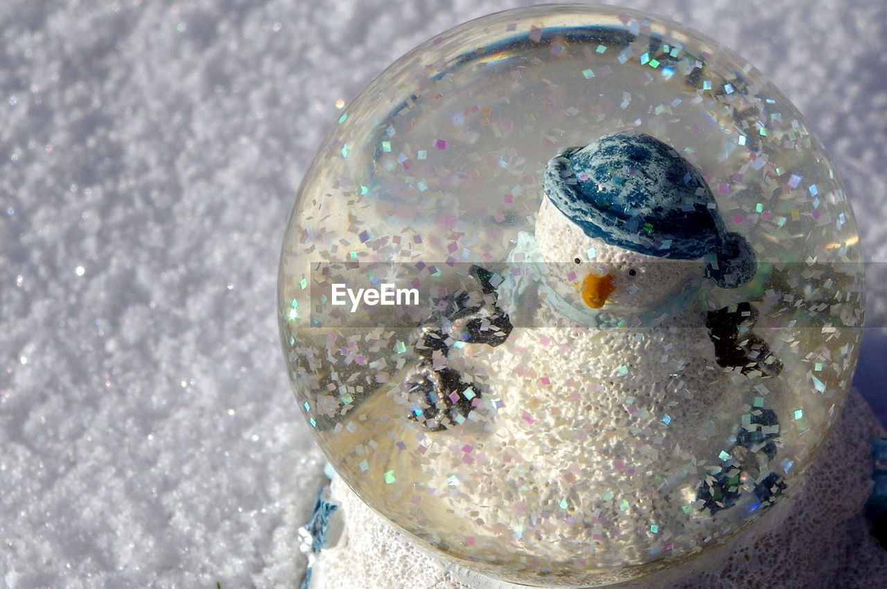 HIGH ANGLE VIEW OF BUBBLES IN BUBBLE