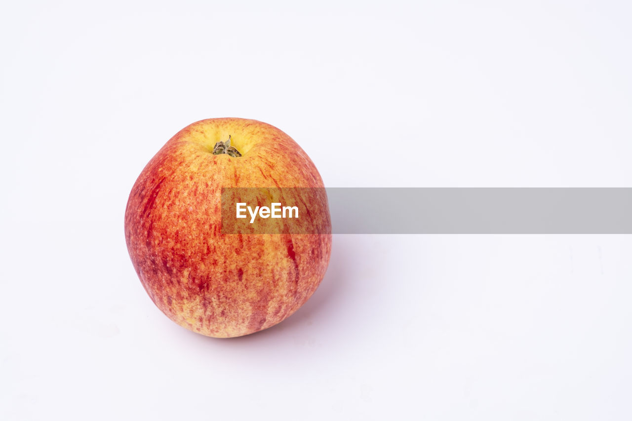 HIGH ANGLE VIEW OF APPLES AGAINST WHITE BACKGROUND