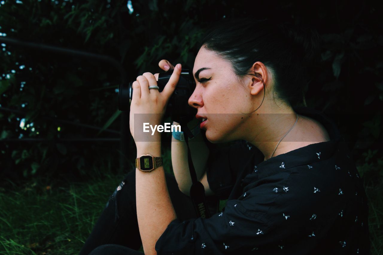YOUNG WOMAN LOOKING AWAY