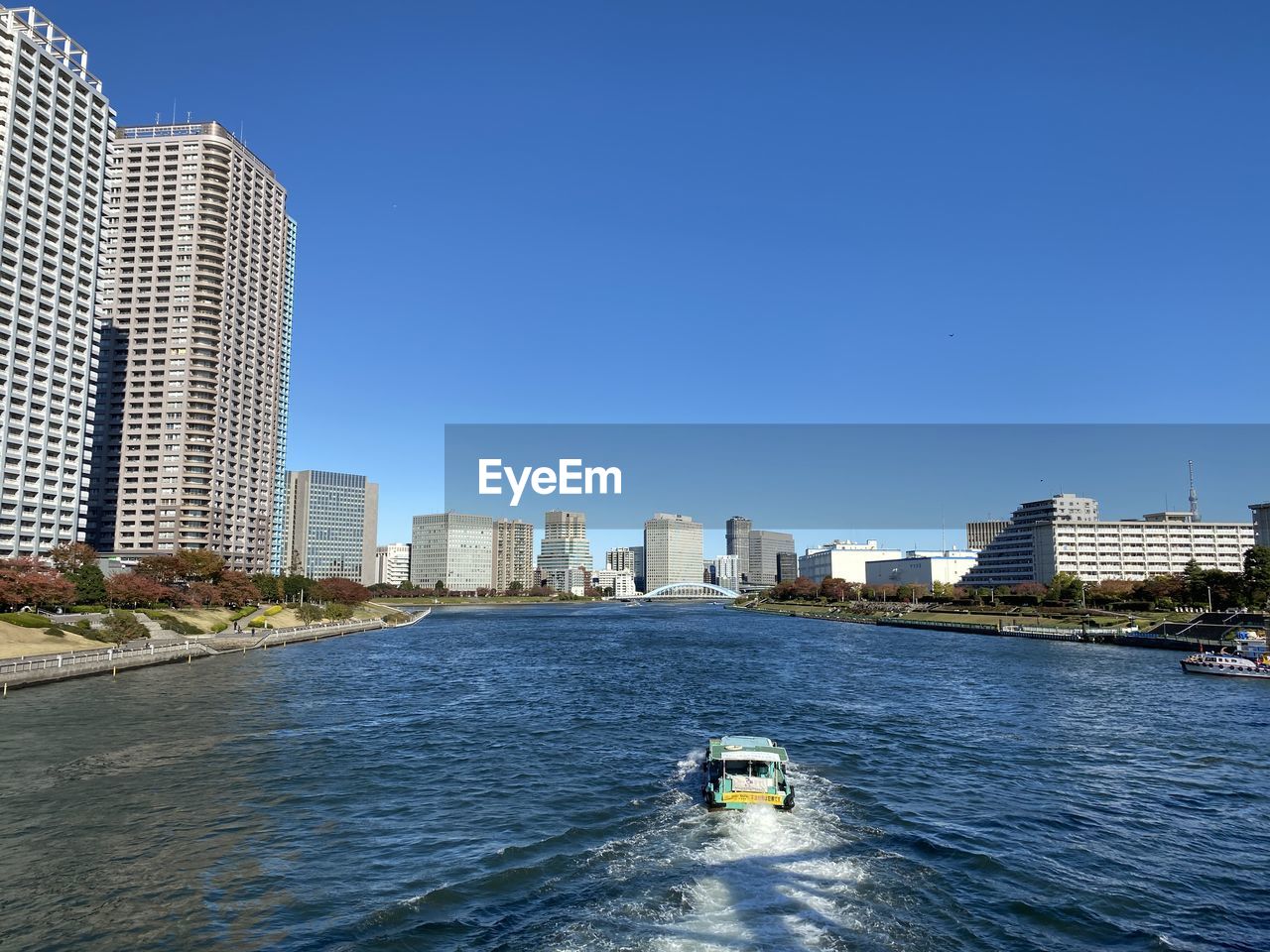 VIEW OF SEA AND BUILDINGS IN CITY