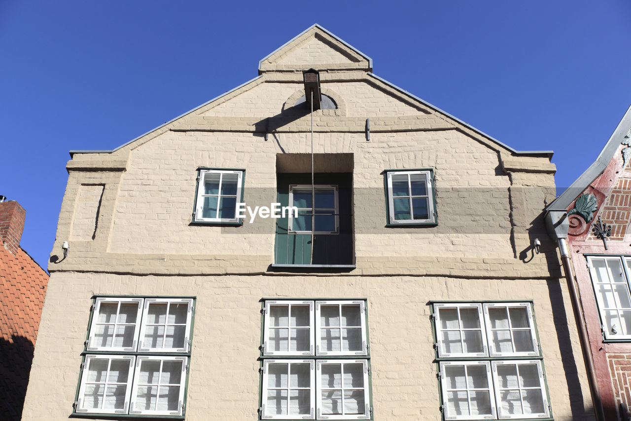 LOW ANGLE VIEW OF BUILT STRUCTURE AGAINST CLEAR BLUE SKY