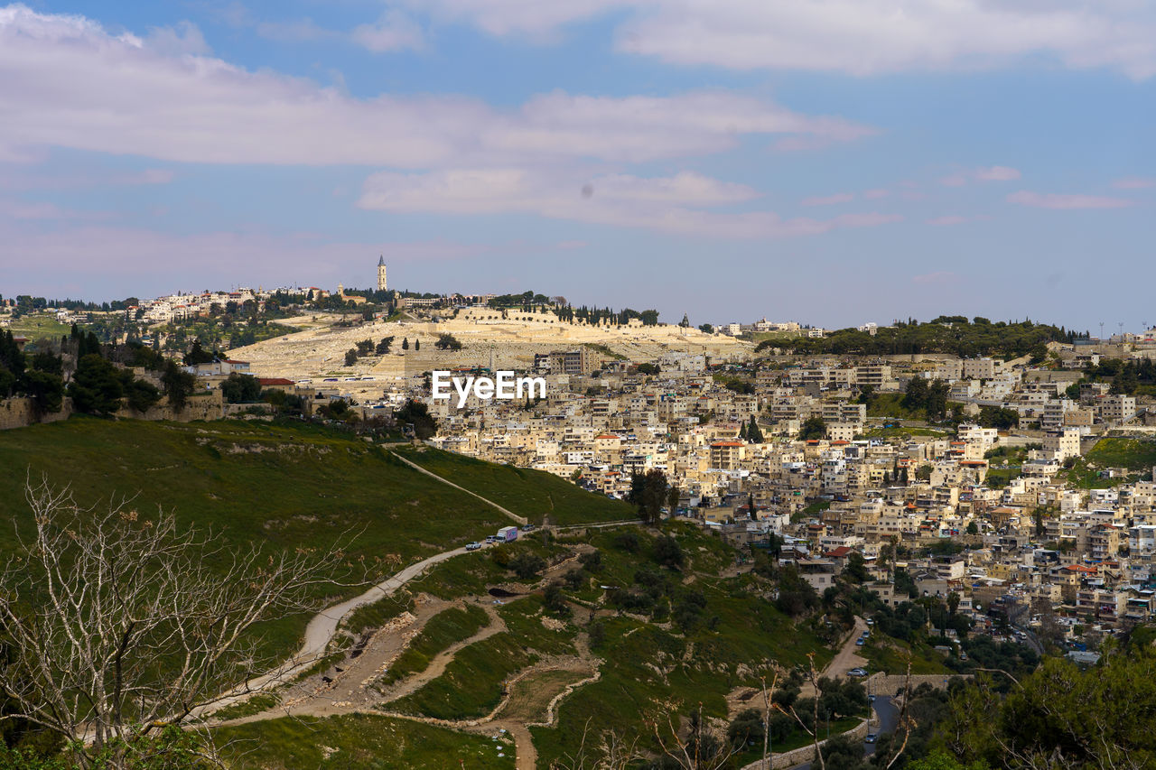 HIGH ANGLE VIEW OF TOWNSCAPE AGAINST SKY IN CITY