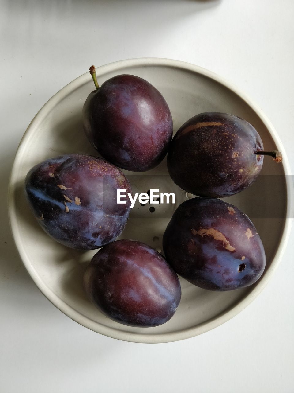 HIGH ANGLE VIEW OF FRUITS IN PLATE