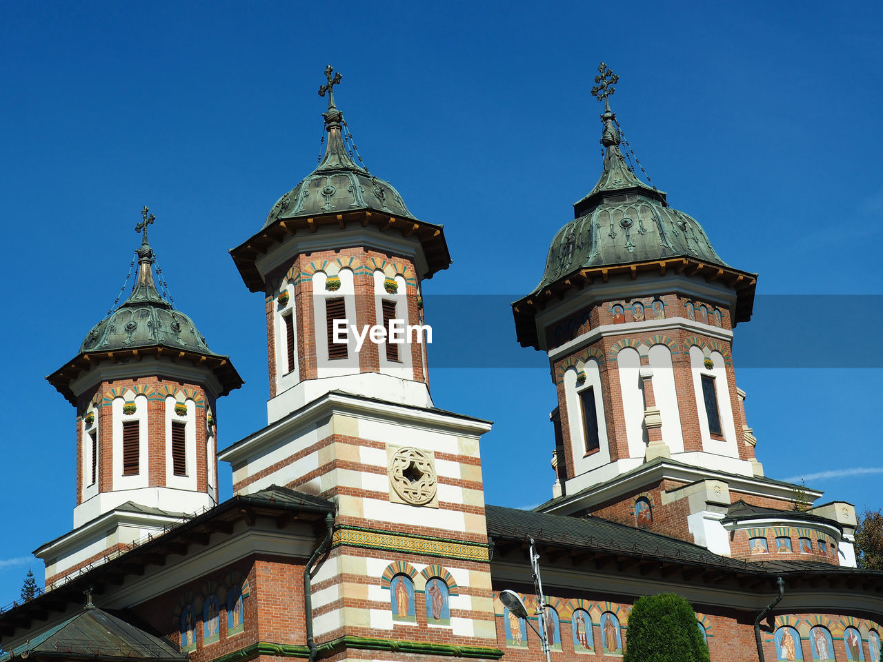 LOW ANGLE VIEW OF CATHEDRAL AGAINST SKY