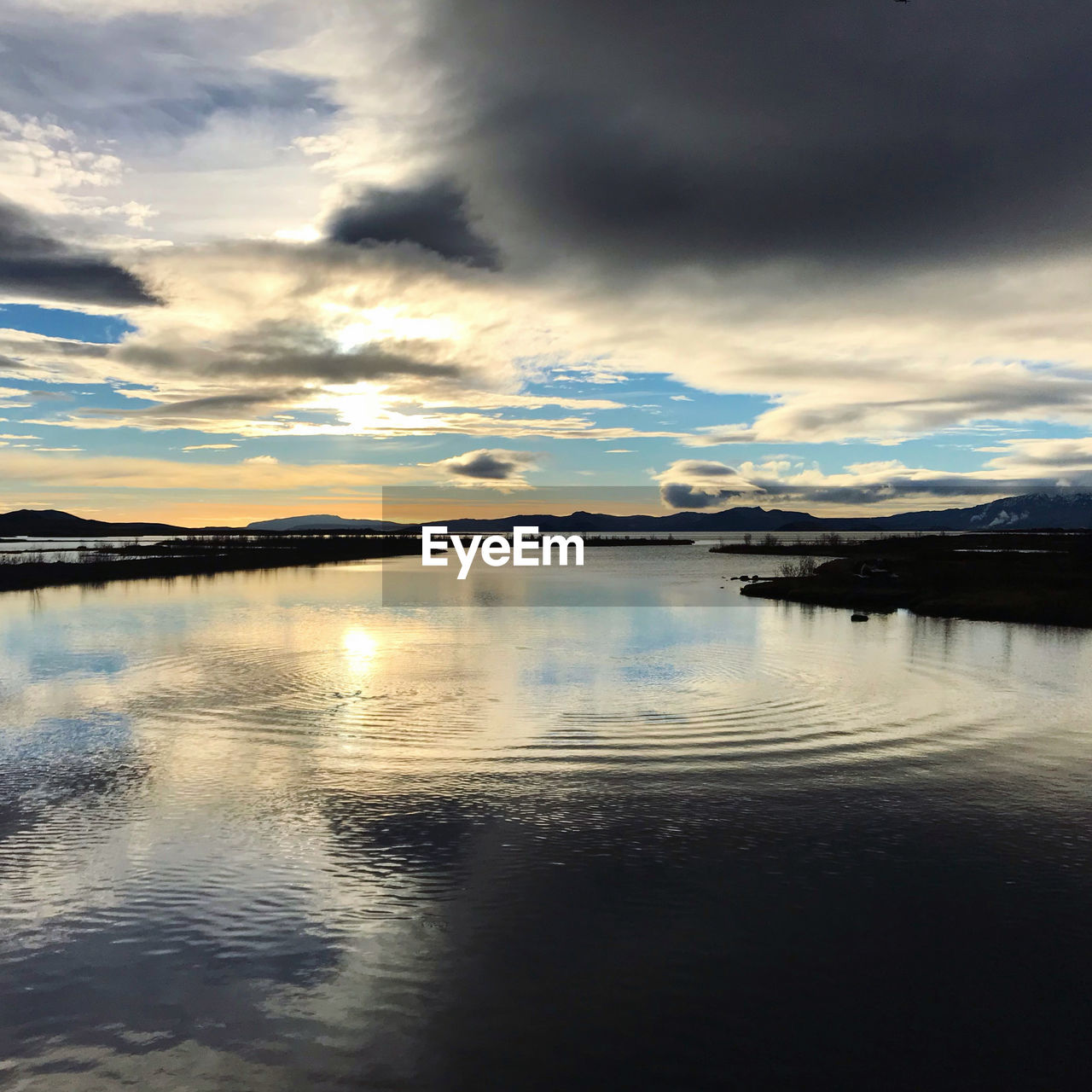 SCENIC VIEW OF DRAMATIC SKY OVER LAKE