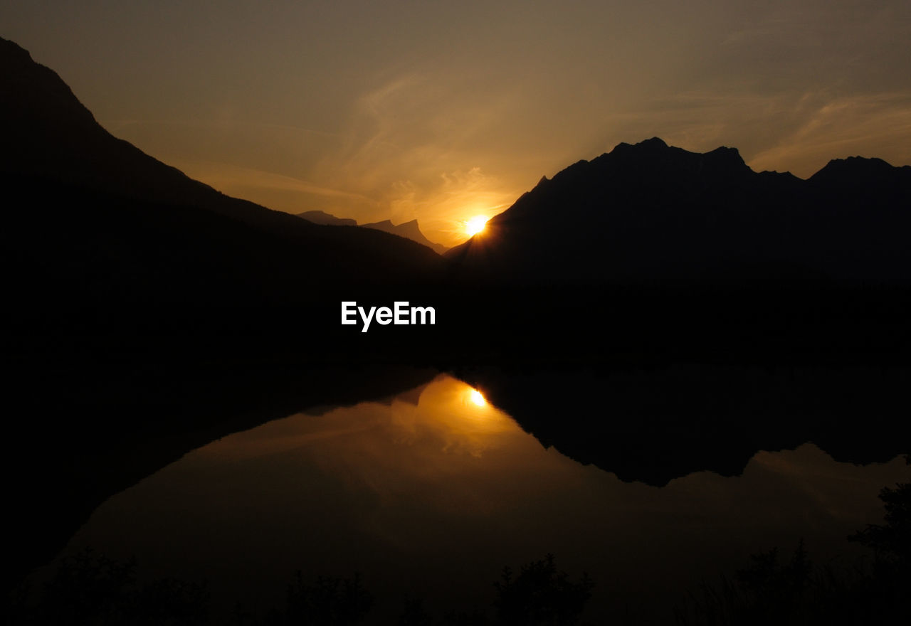 SCENIC VIEW OF SILHOUETTE MOUNTAINS AGAINST SKY DURING SUNSET