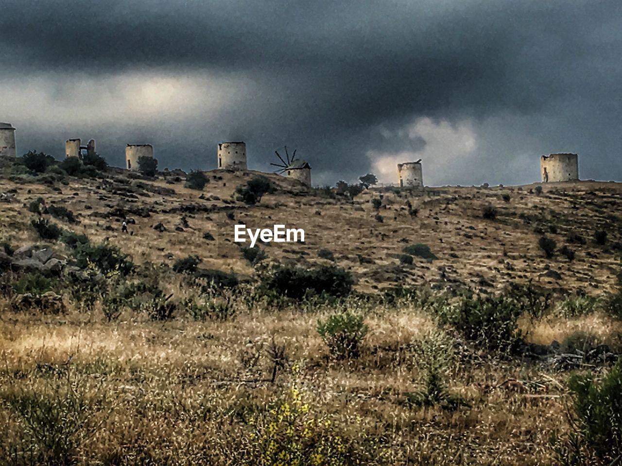 VIEW OF LANDSCAPE AGAINST BUILT STRUCTURE