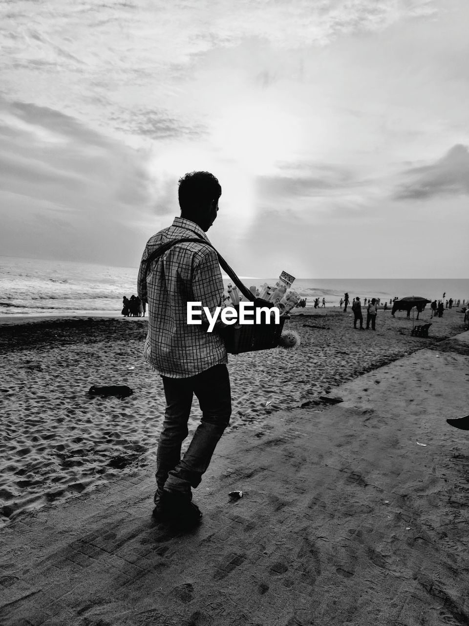 FULL LENGTH REAR VIEW OF MAN WALKING ON BEACH