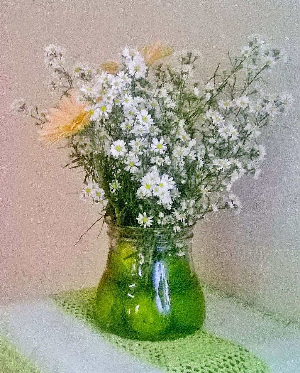 CLOSE-UP OF WHITE FLOWERS ON TABLE