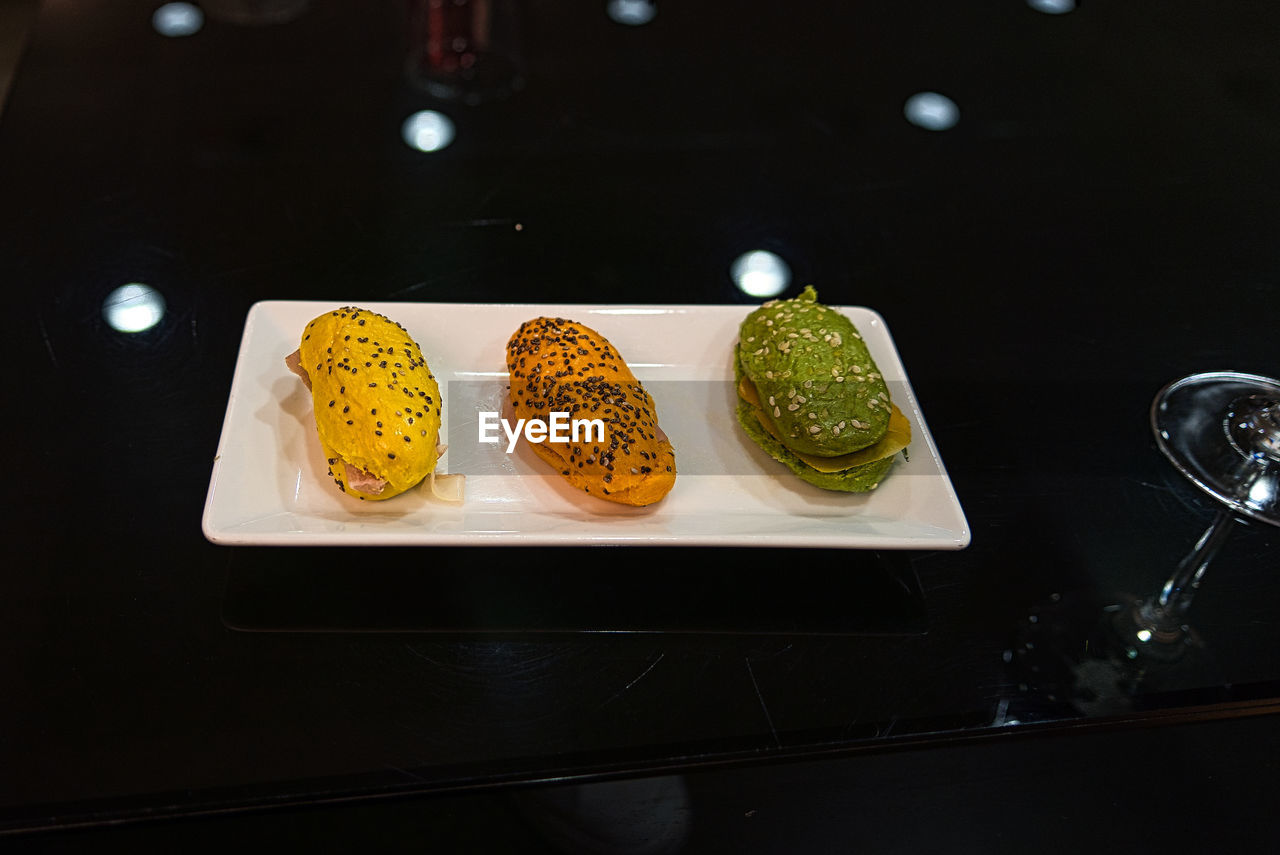 HIGH ANGLE VIEW OF FOOD IN PLATE ON TABLE