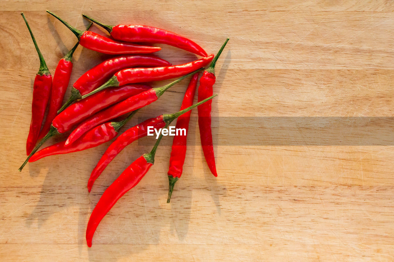 HIGH ANGLE VIEW OF RED CHILI PEPPER ON TABLE