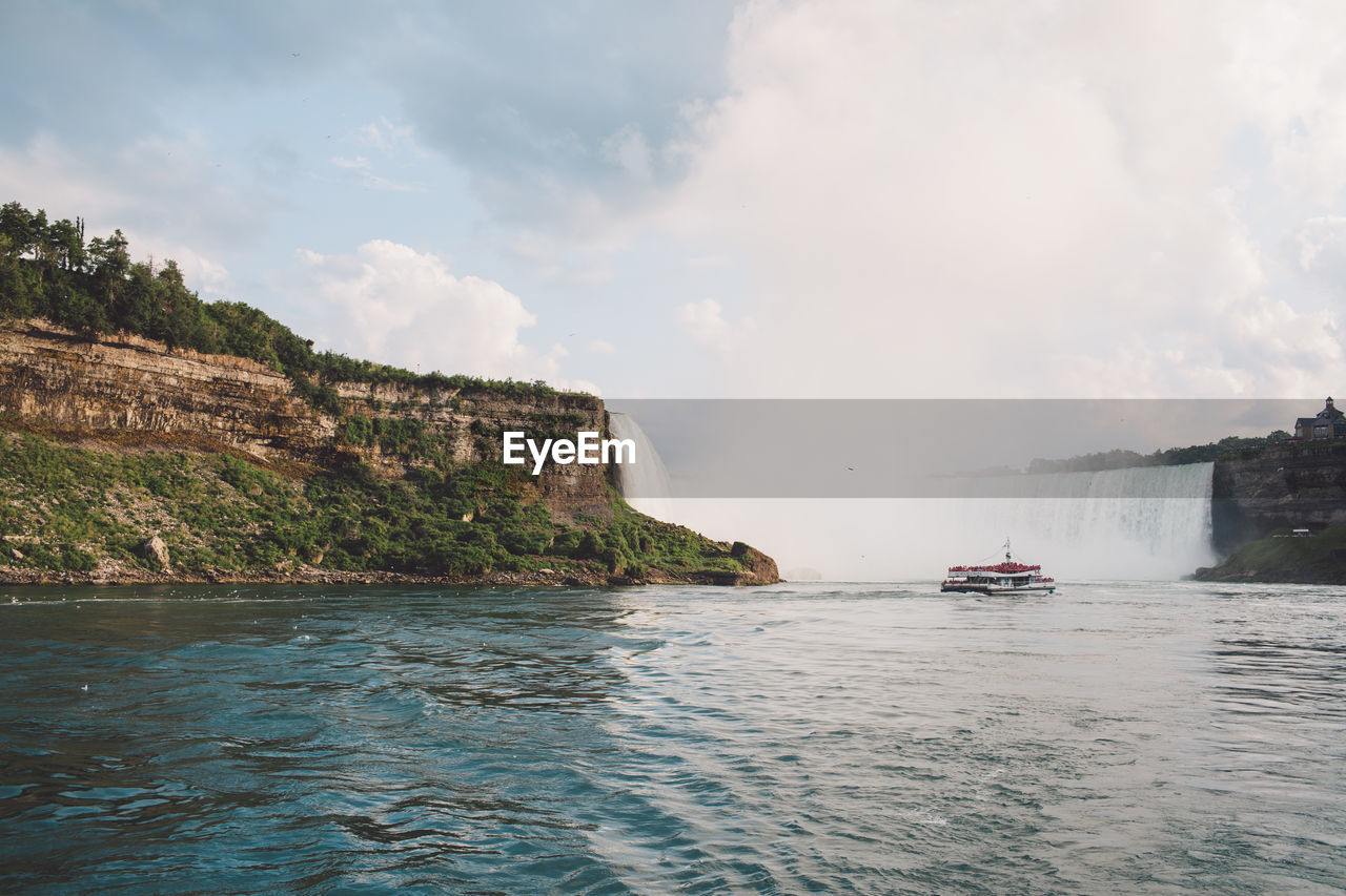 SCENIC VIEW OF SEA AND MOUNTAINS AGAINST SKY