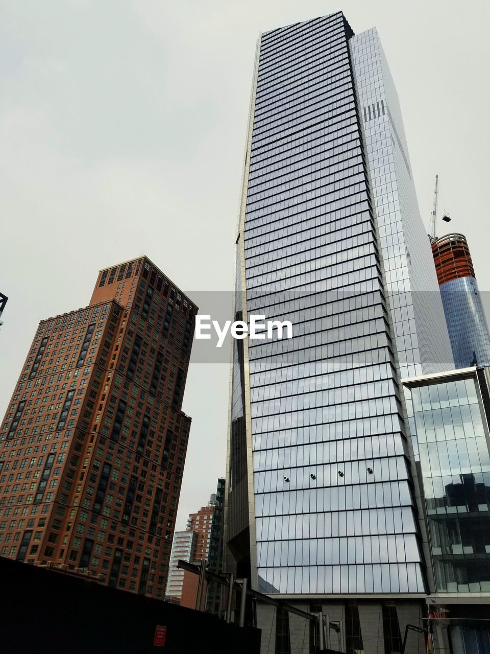 LOW ANGLE VIEW OF MODERN BUILDING AGAINST SKY