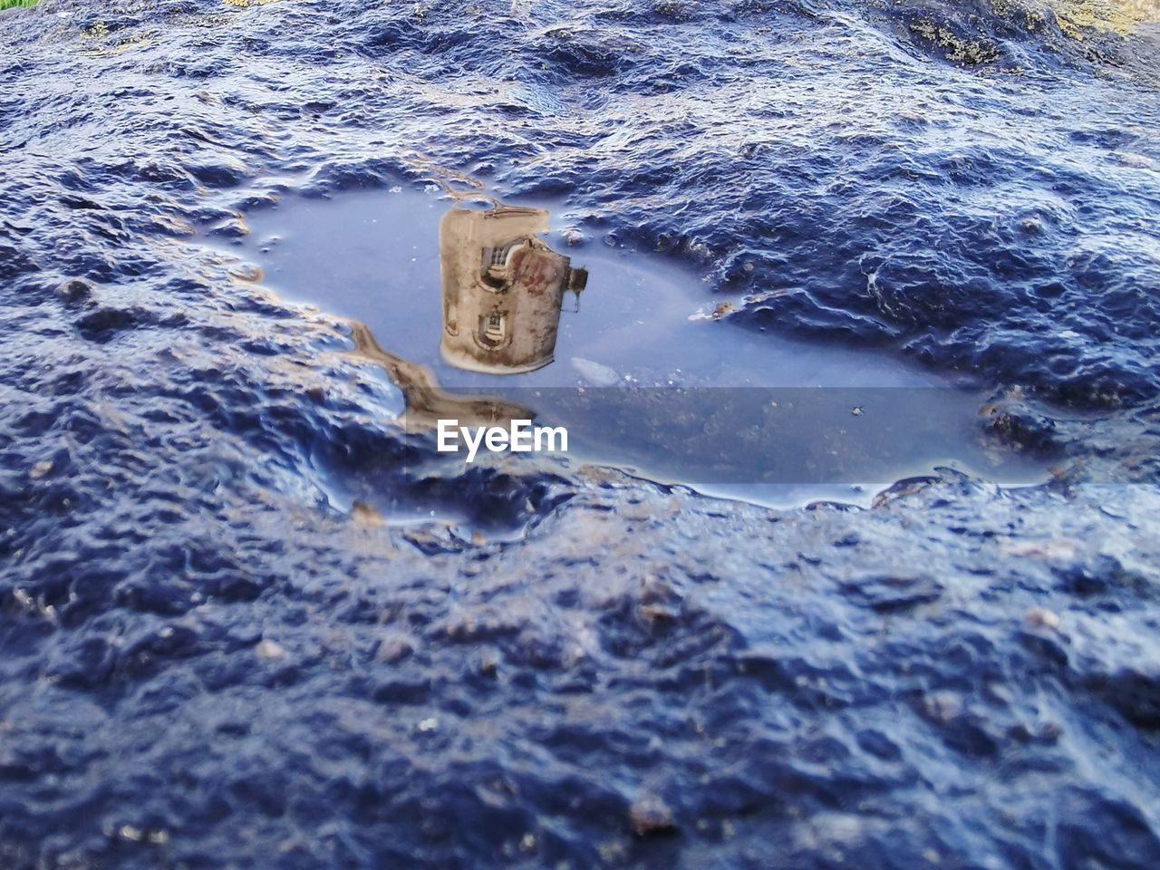 HIGH ANGLE VIEW OF WAVE SPLASHING ON SHORE