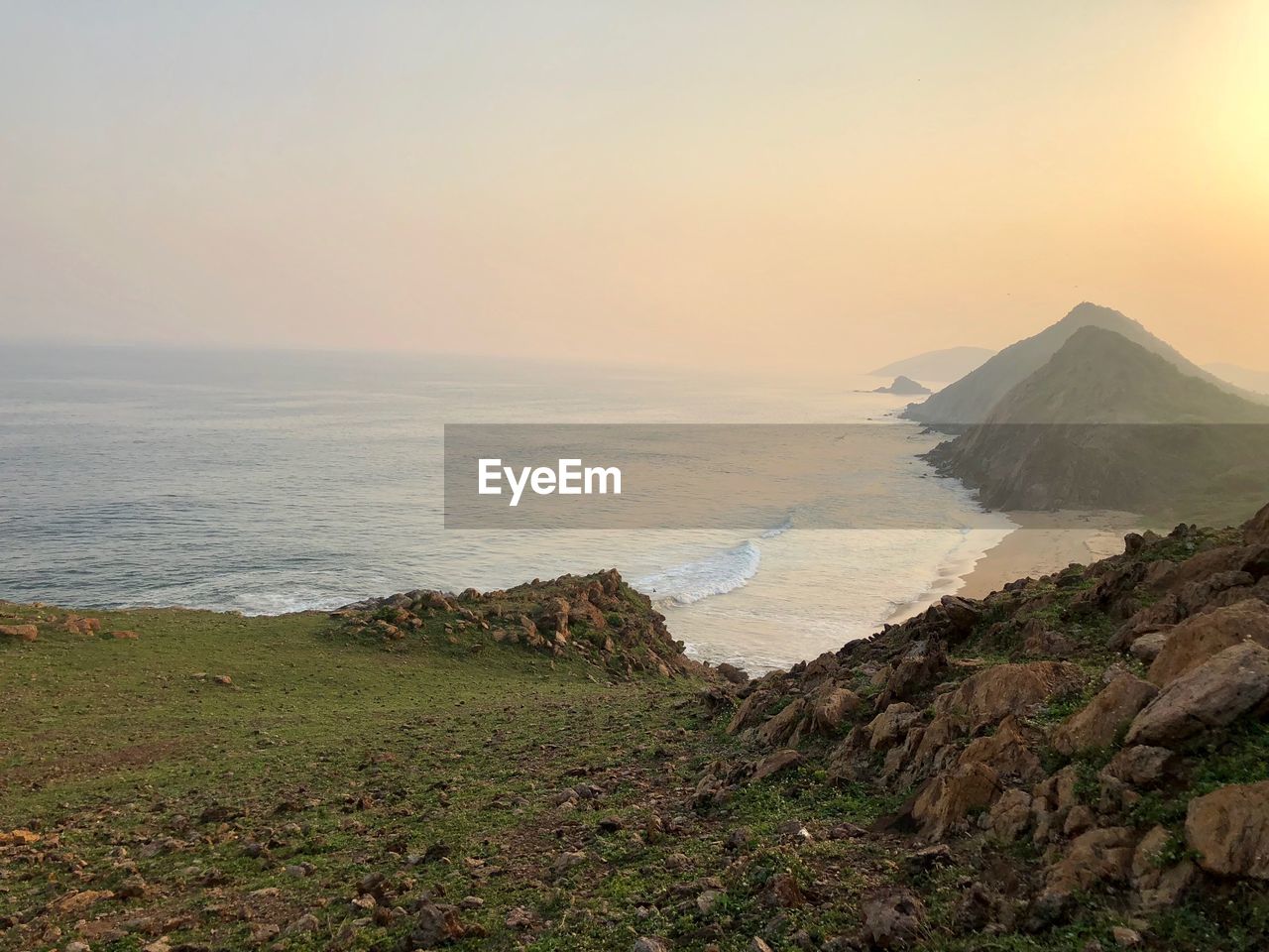 SCENIC VIEW OF SEA AND MOUNTAINS AGAINST SKY