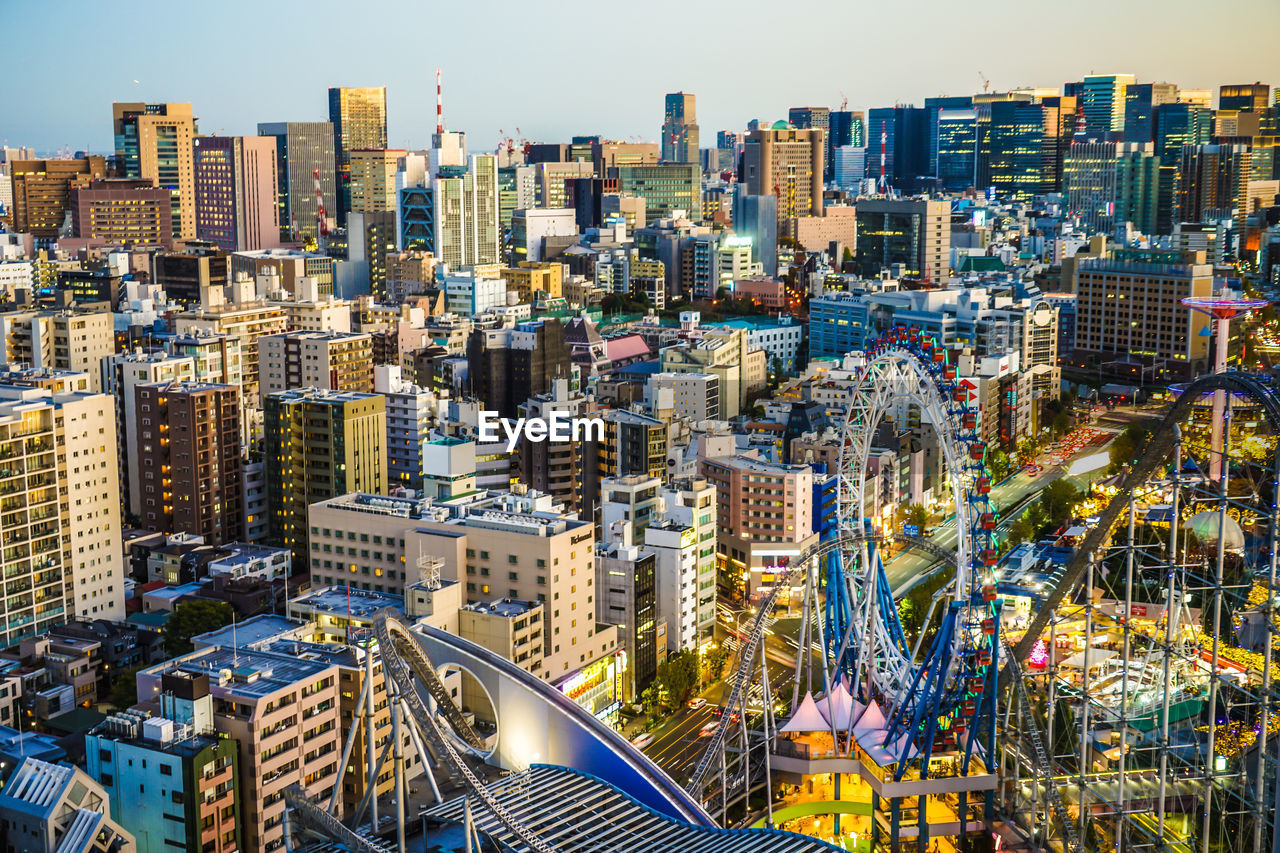 HIGH ANGLE VIEW OF BUILDINGS IN CITY AGAINST SKY