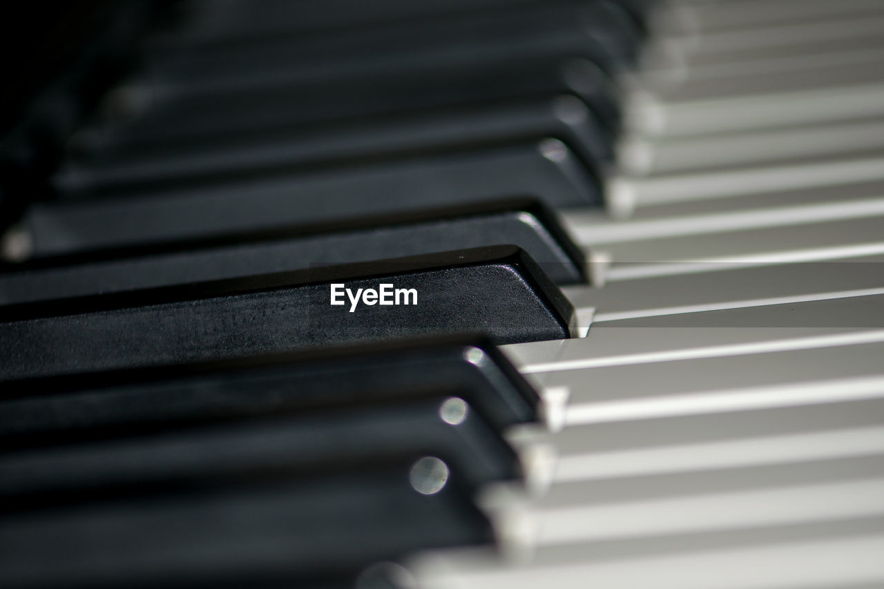 CLOSE-UP OF PIANO KEYS IN ROOM