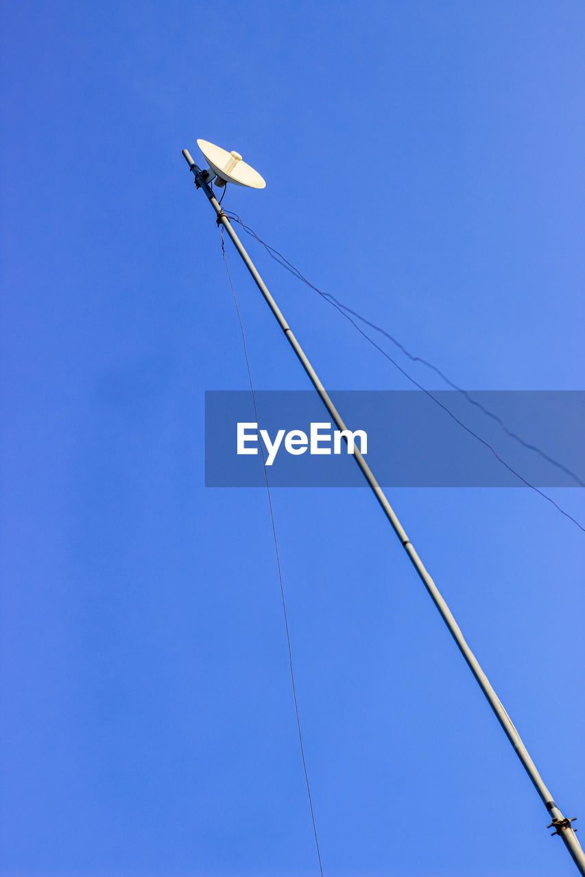 LOW ANGLE VIEW OF CABLES AGAINST CLEAR BLUE SKY