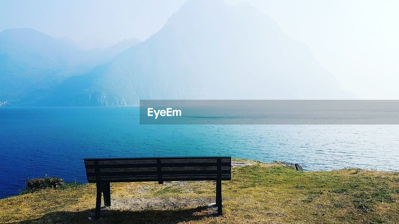 SCENIC VIEW OF SEA AGAINST MOUNTAINS