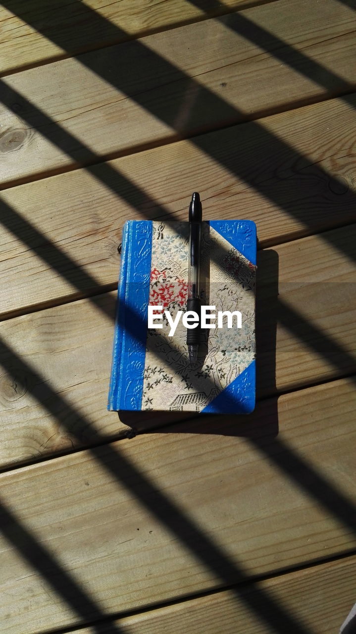 HIGH ANGLE VIEW OF TABLE ON WOOD