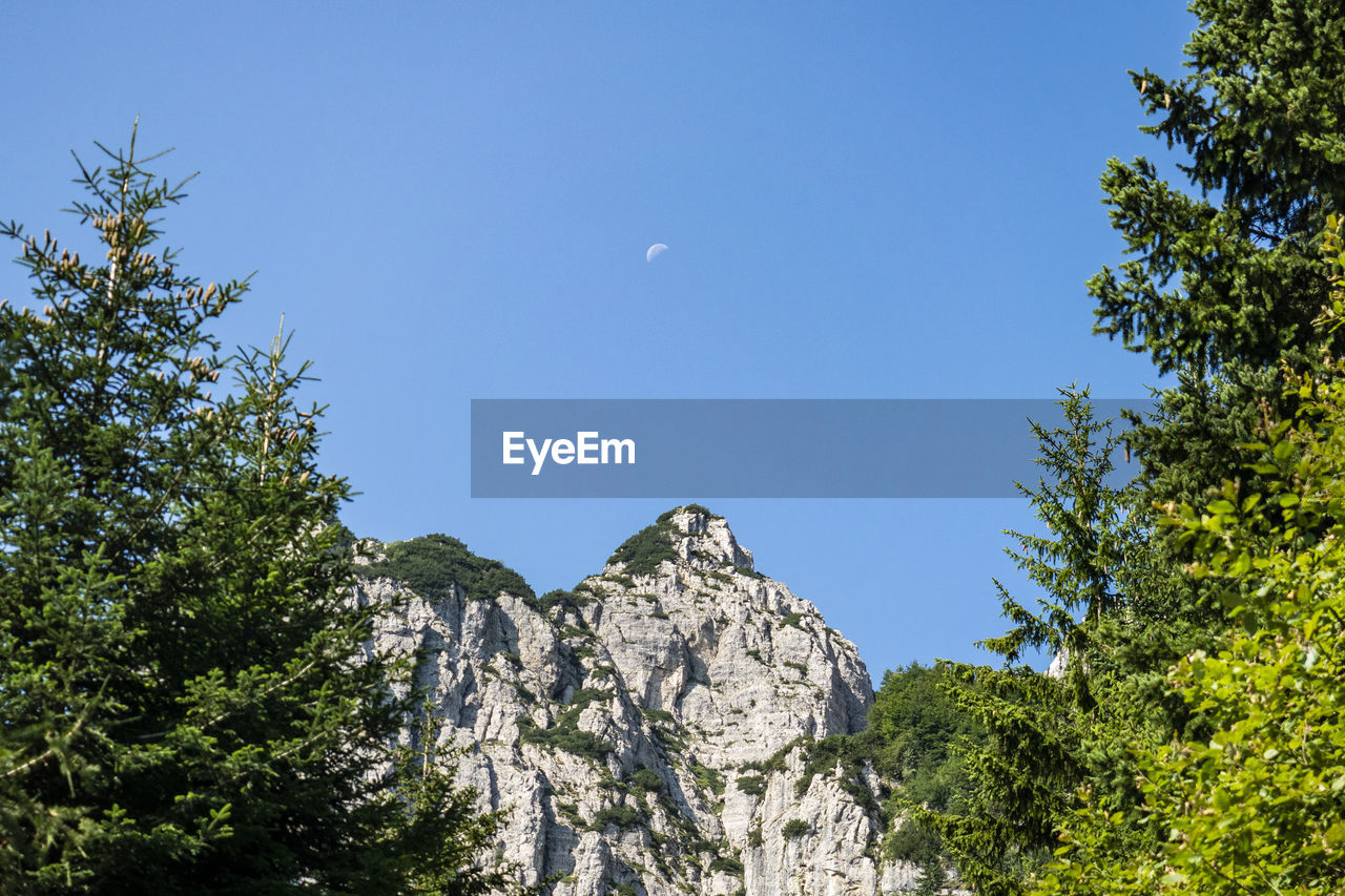 LOW ANGLE VIEW OF ROCKS AGAINST SKY