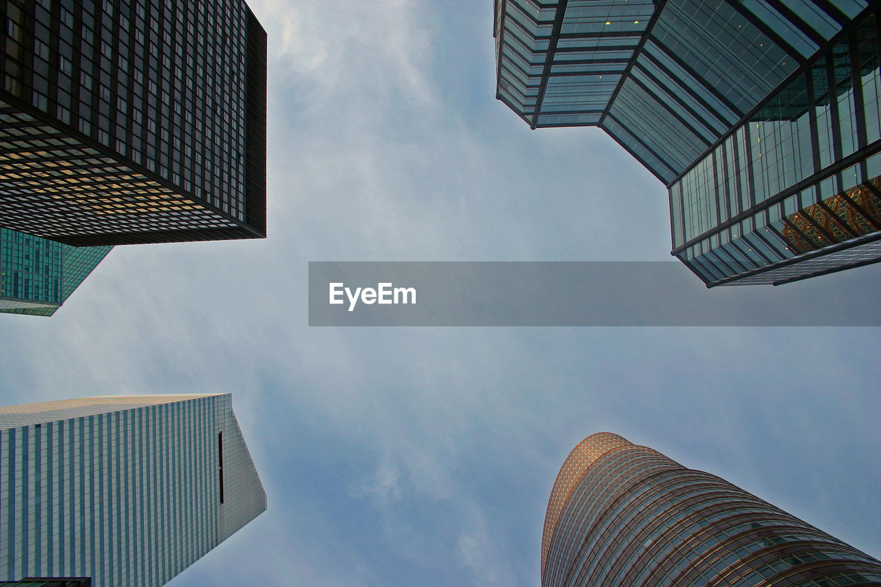 LOW ANGLE VIEW OF MODERN BUILDING AGAINST SKY