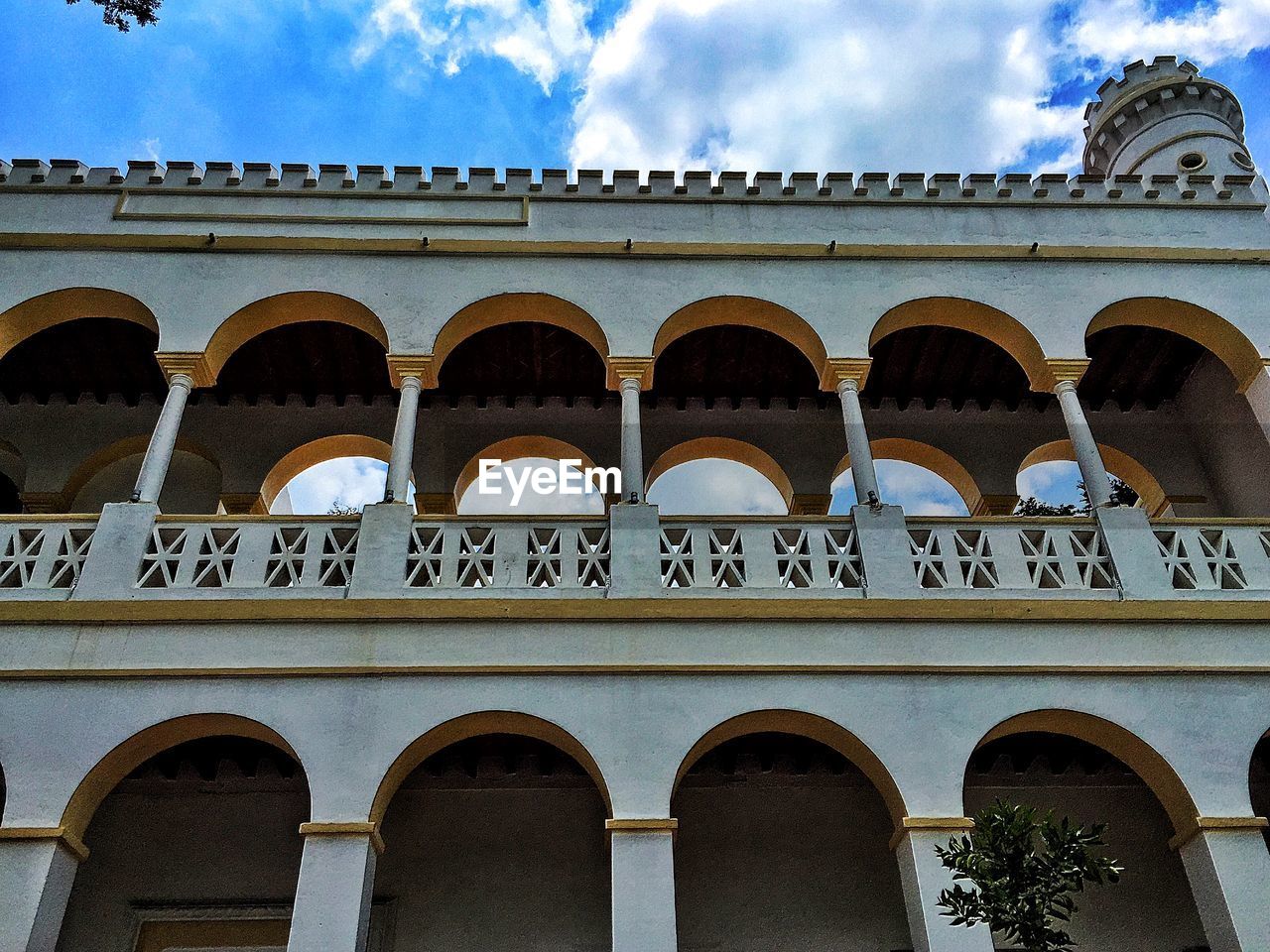 LOW ANGLE VIEW OF BUILT STRUCTURE AGAINST THE SKY