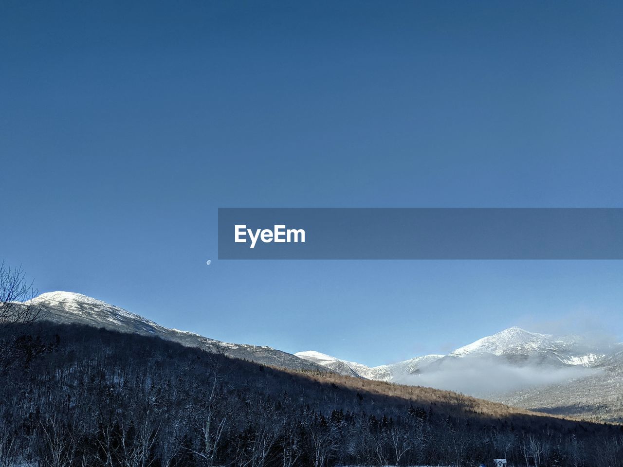 SCENIC VIEW OF SNOWCAPPED MOUNTAIN AGAINST BLUE SKY