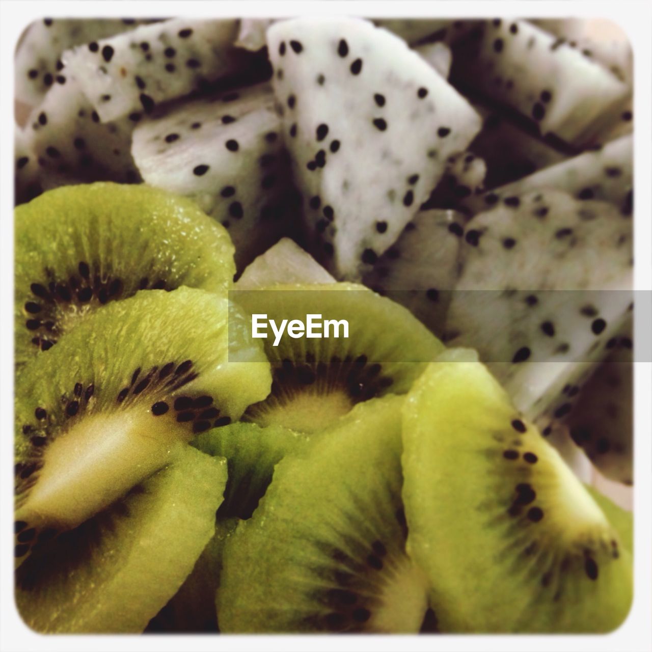 CLOSE-UP OF FRUITS IN BOWL