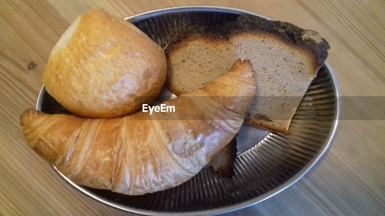 HIGH ANGLE VIEW OF BREAD IN PLATE