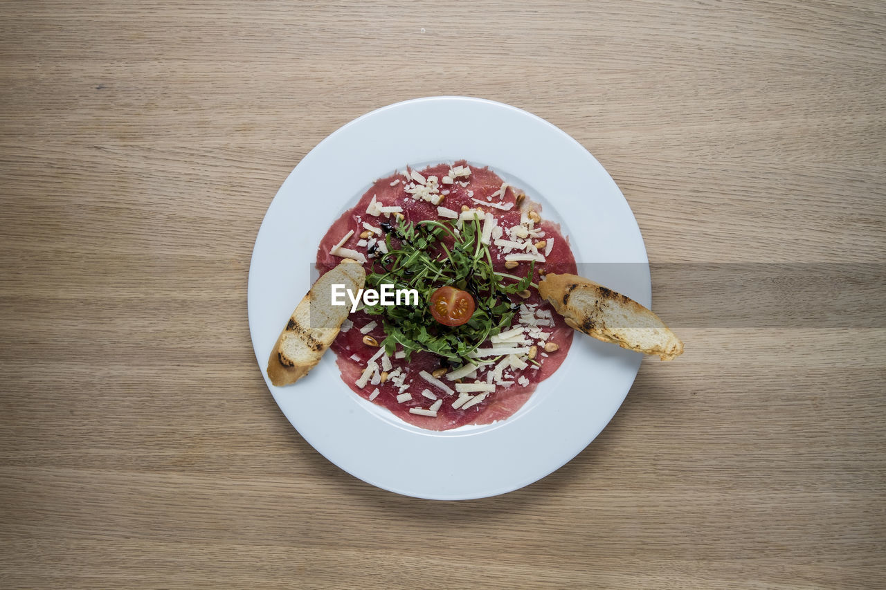 HIGH ANGLE VIEW OF FOOD SERVED IN PLATE