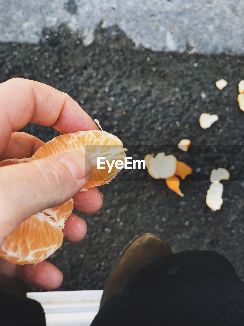 HIGH ANGLE VIEW OF PERSON HAND HOLDING FOOD