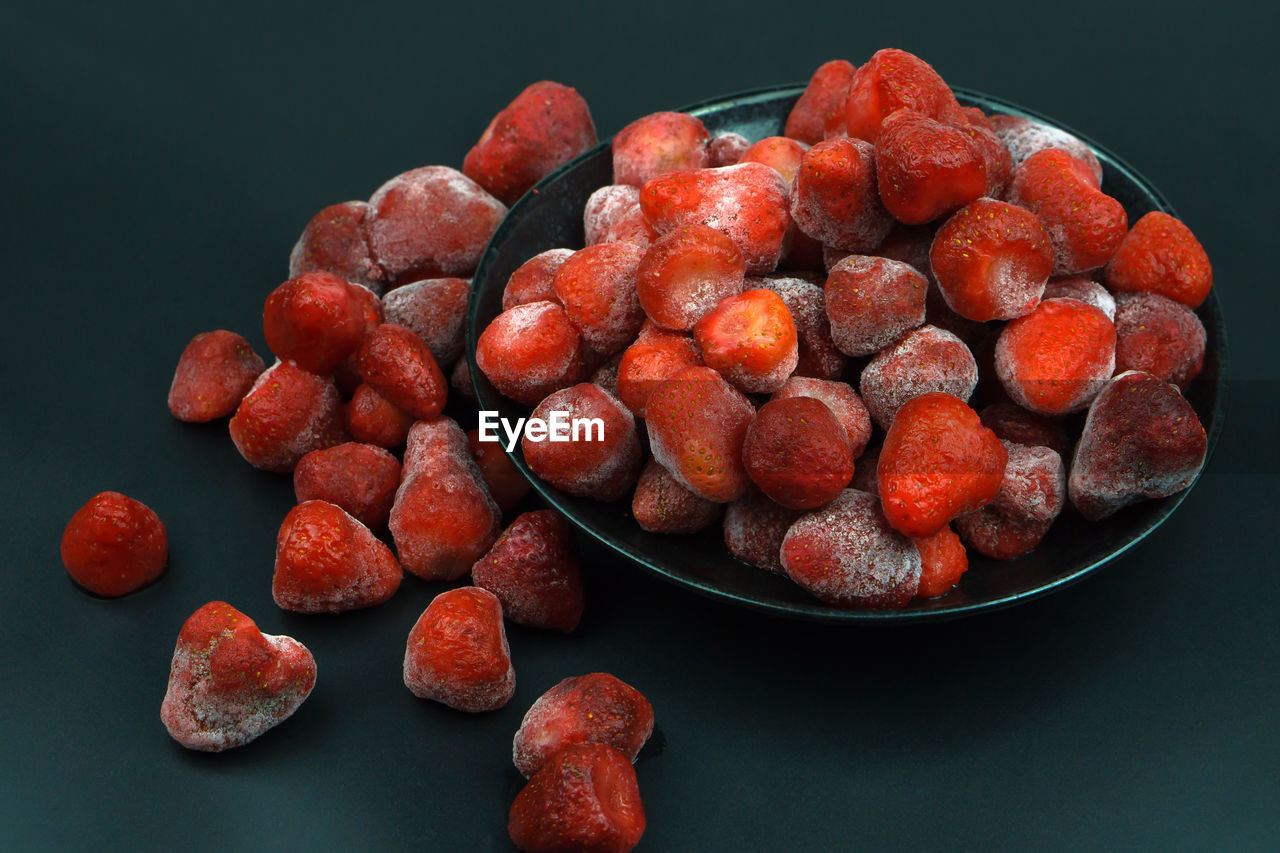 HIGH ANGLE VIEW OF STRAWBERRIES ON TABLE