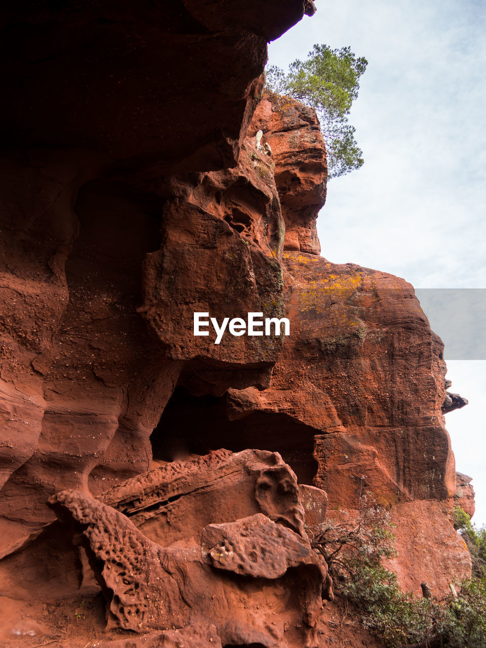 LOW ANGLE VIEW OF ROCK FORMATION ON LAND