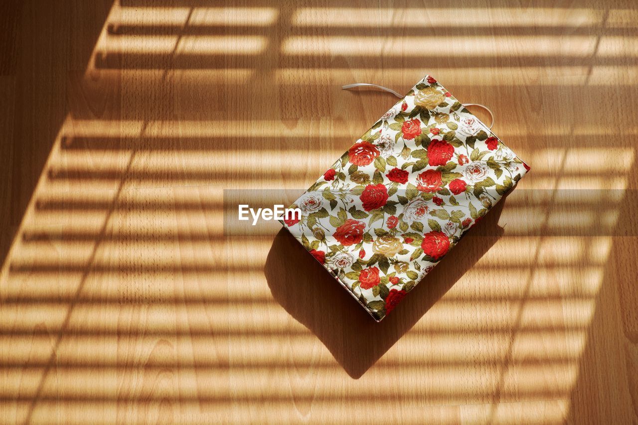 CLOSE-UP HIGH ANGLE VIEW OF CHRISTMAS DECORATION ON TABLE