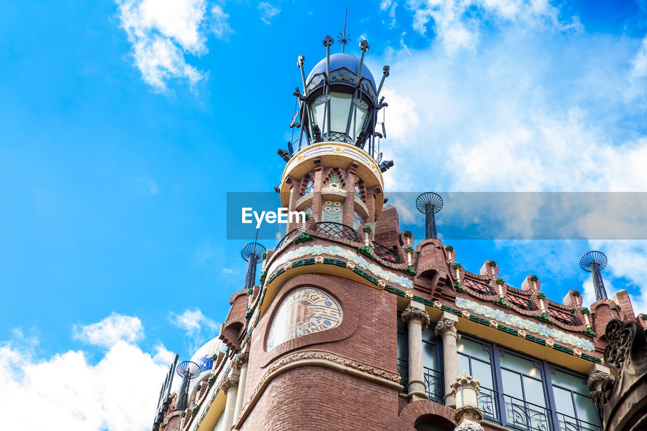 LOW ANGLE VIEW OF HISTORICAL BUILDING AGAINST SKY