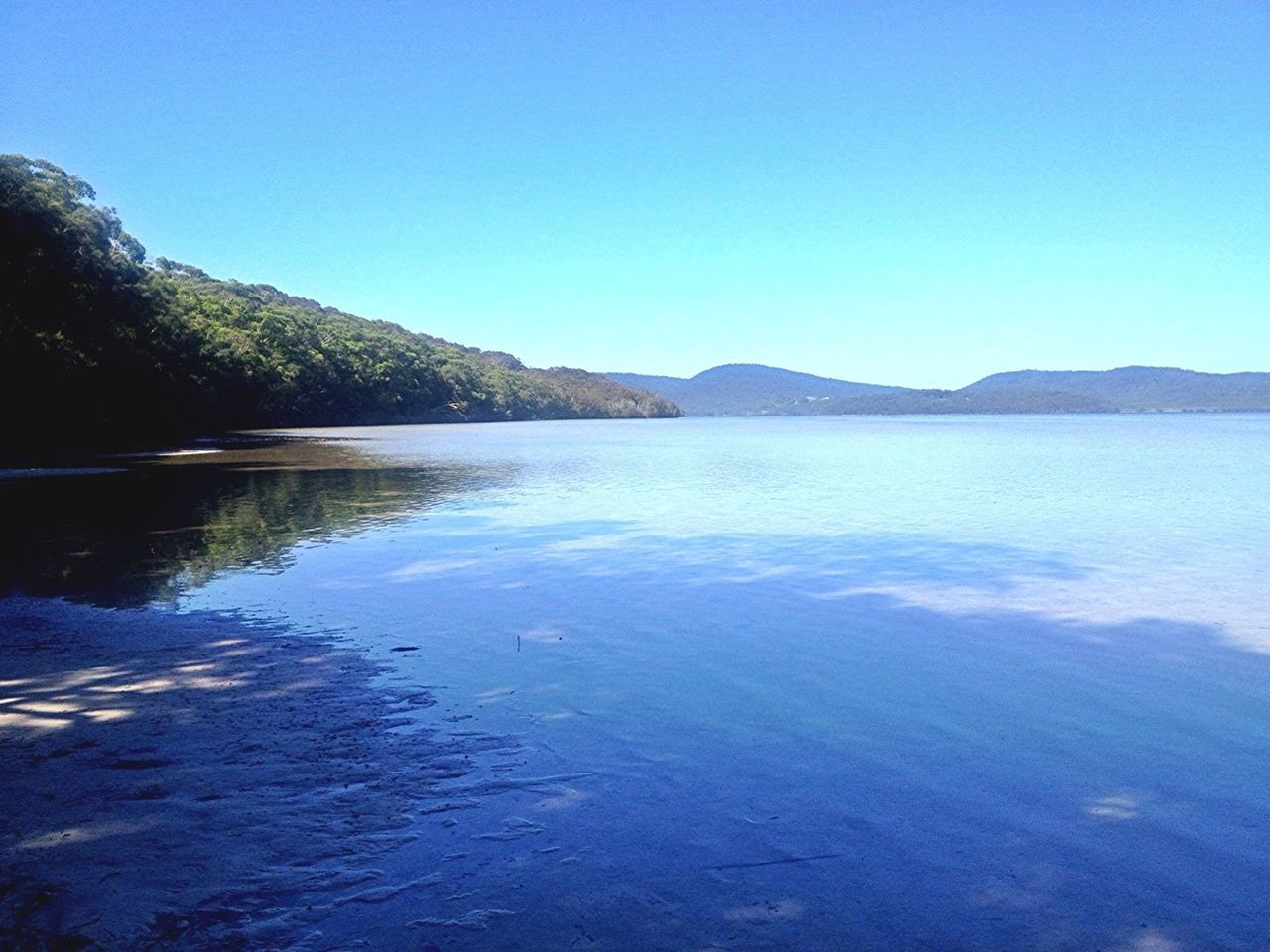 SCENIC VIEW OF LAKE AND MOUNTAINS AGAINST CLEAR SKY