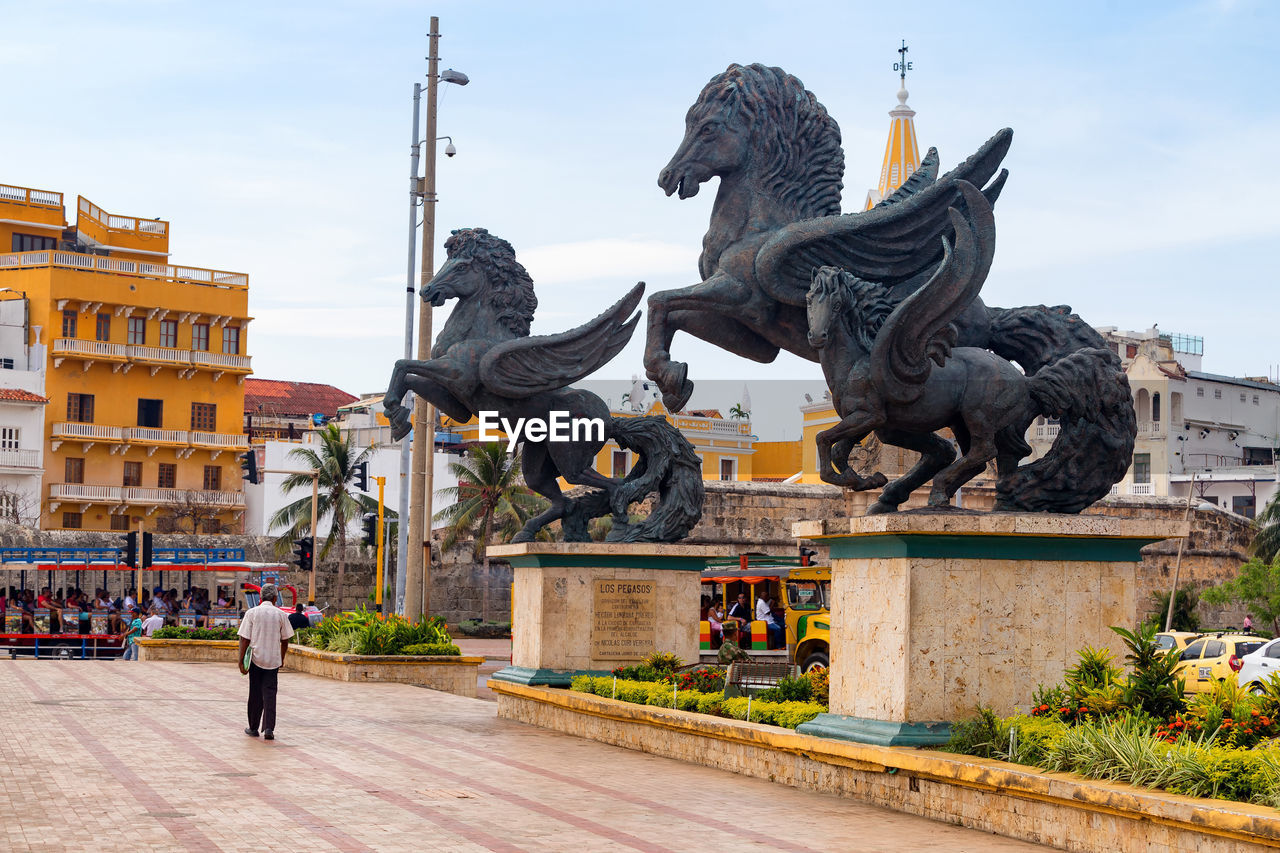 VIEW OF FOUNTAIN IN CITY