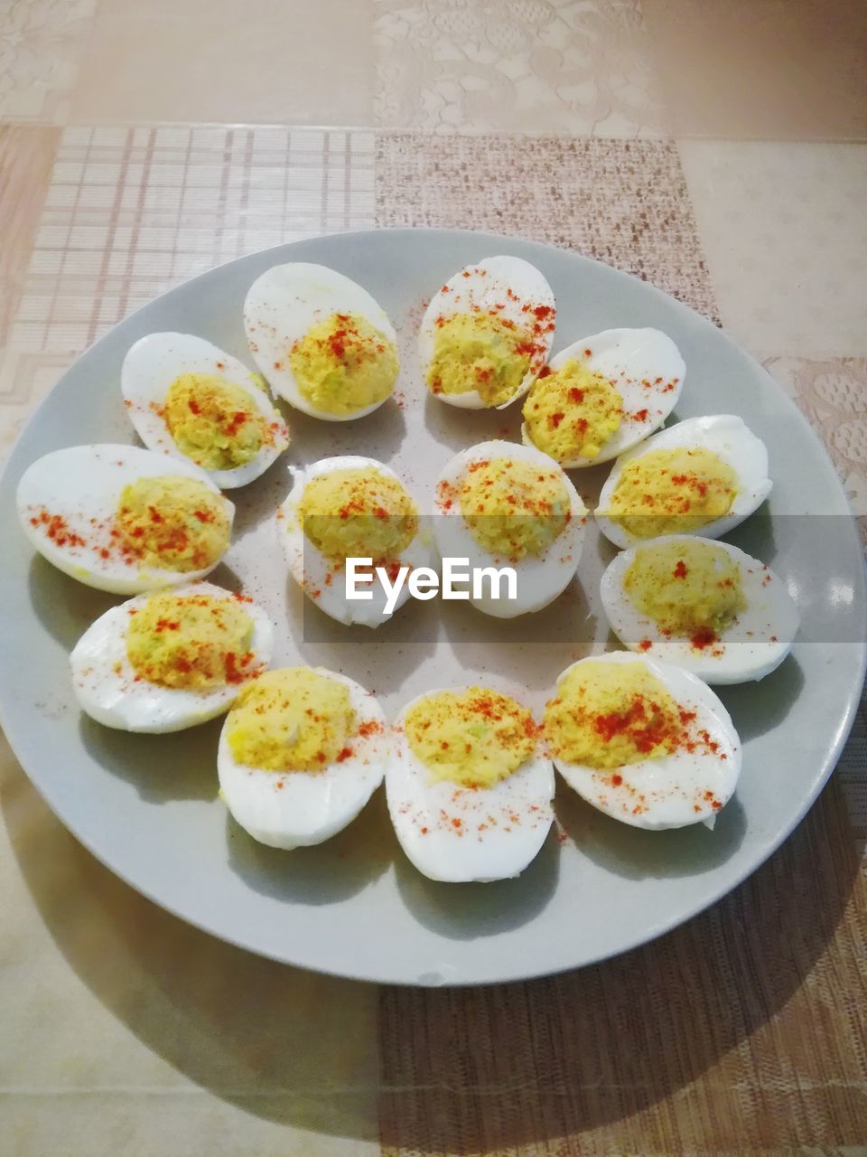 HIGH ANGLE VIEW OF FOOD ON TABLE