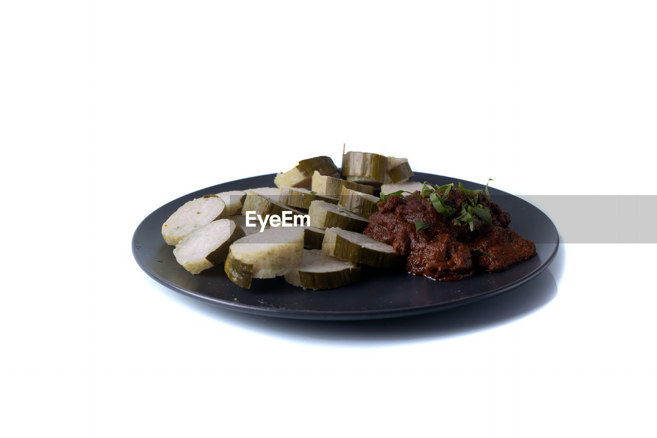 CLOSE-UP OF CHOPPED VEGETABLES IN PLATE