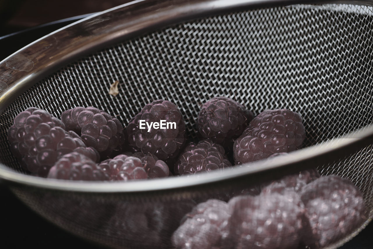 HIGH ANGLE VIEW OF RASPBERRIES IN BOWL