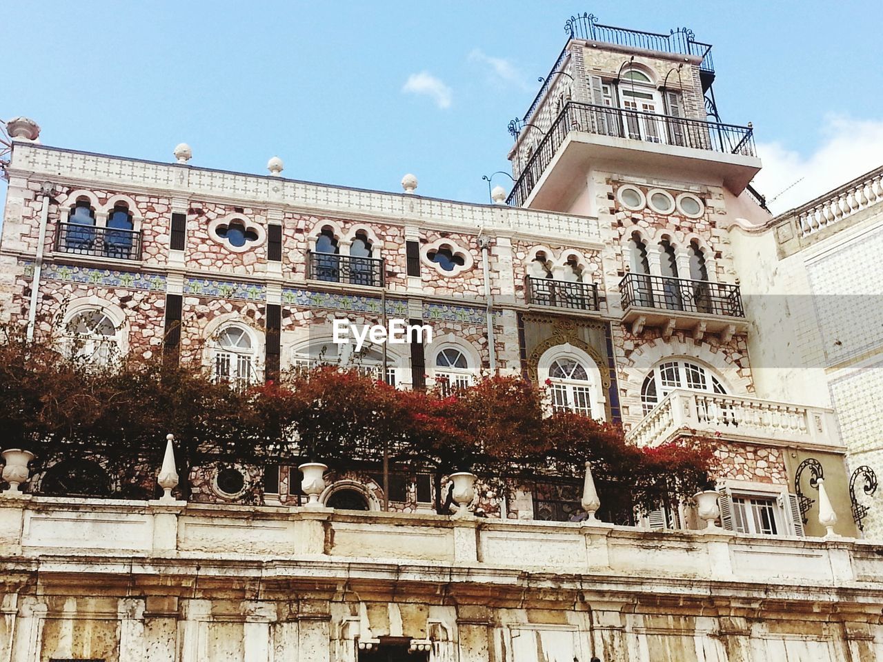 LOW ANGLE VIEW OF HISTORICAL BUILDING