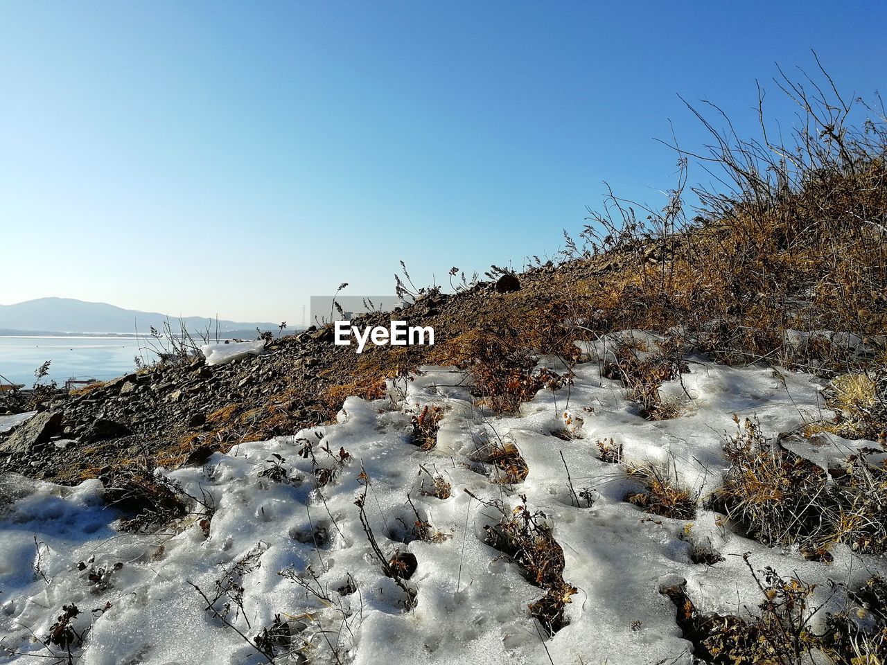 SCENIC VIEW OF SNOW COVERED LAND AGAINST CLEAR SKY DURING WINTER