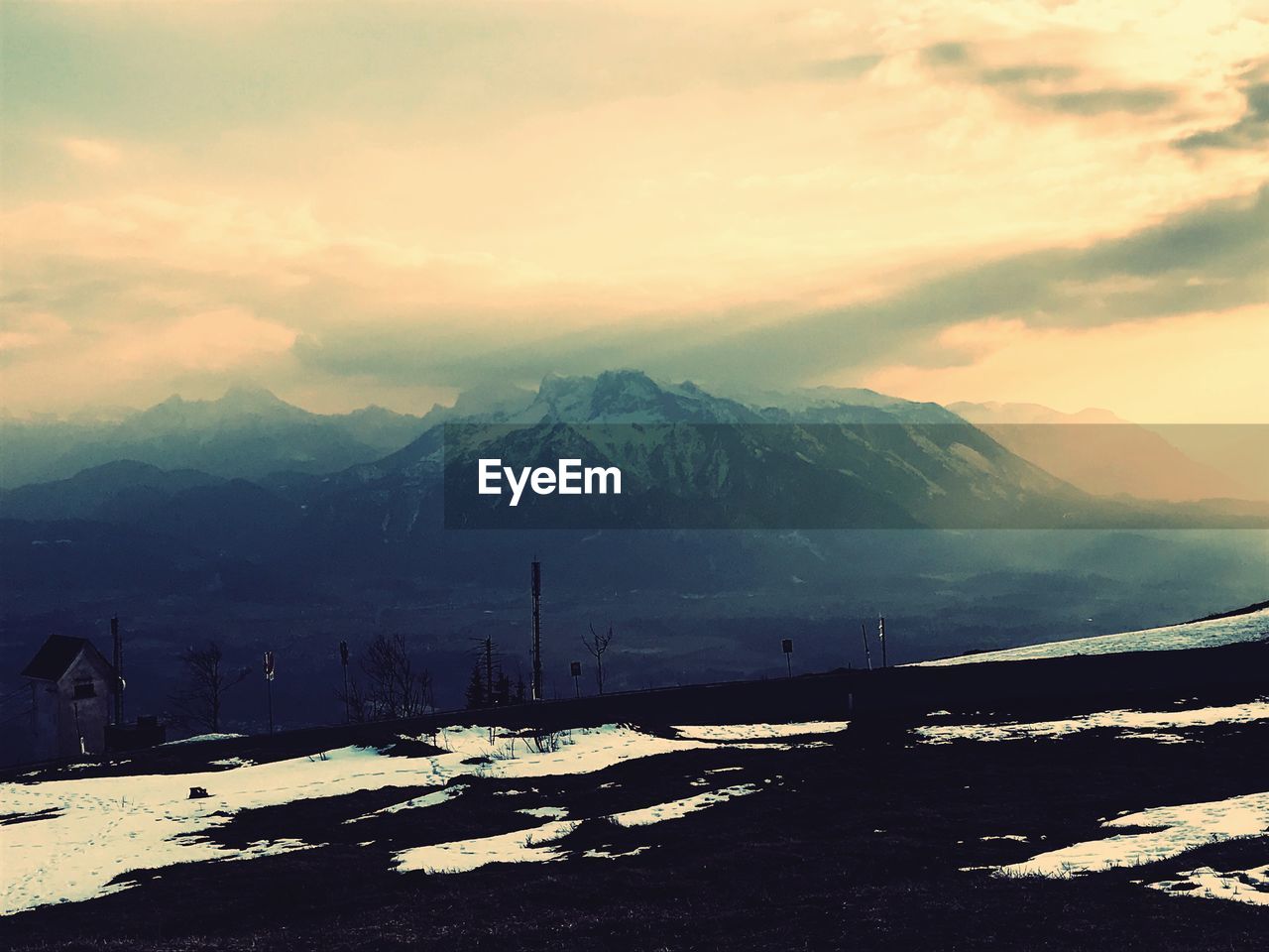 SCENIC VIEW OF SNOWCAPPED MOUNTAIN AGAINST SKY DURING SUNSET