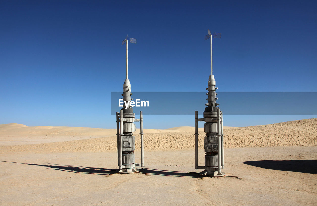 BUILT STRUCTURE ON COUNTRYSIDE LANDSCAPE AGAINST CLEAR SKY