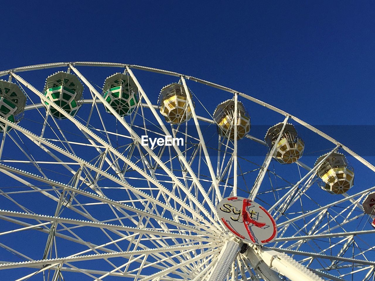 LOW ANGLE VIEW OF FERRIS WHEEL AGAINST CLEAR SKY