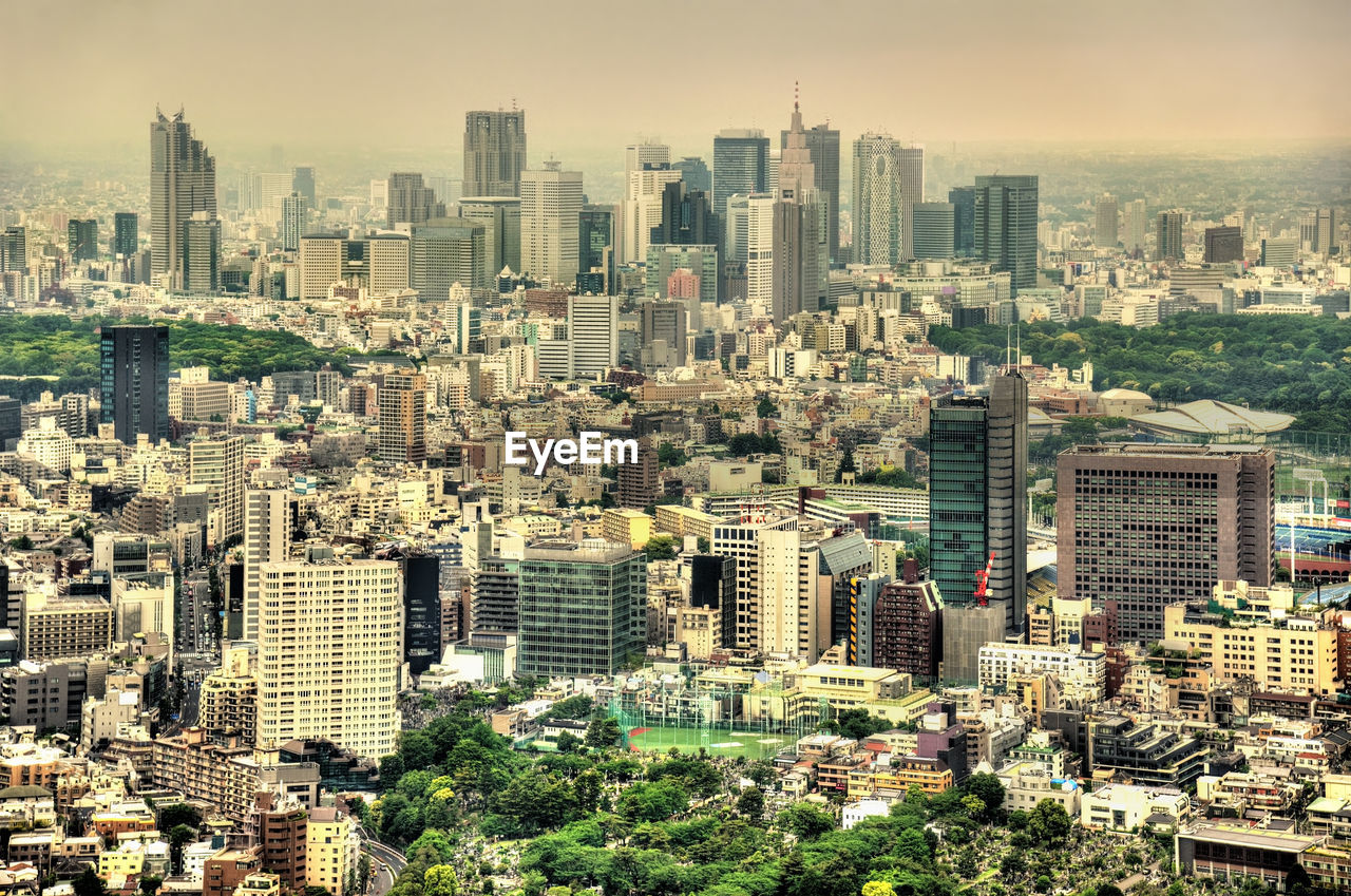 HIGH ANGLE VIEW OF MODERN BUILDINGS IN CITY