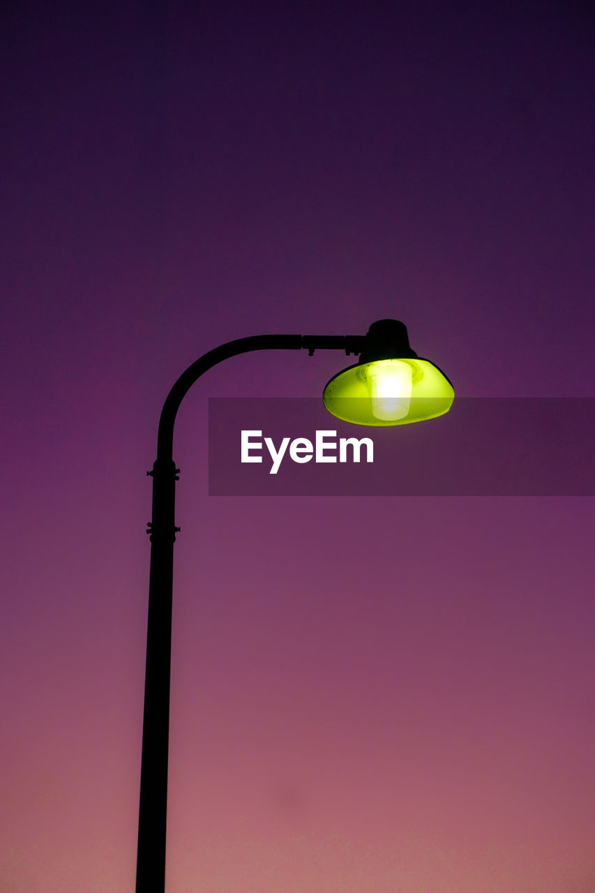 LOW ANGLE VIEW OF STREET LIGHT AGAINST SKY AT NIGHT