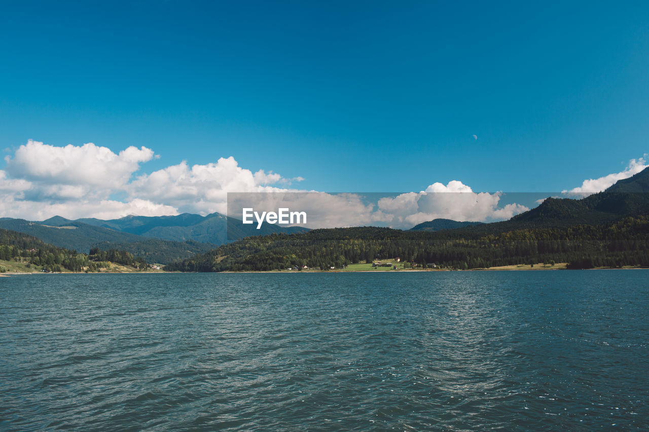 SCENIC VIEW OF SEA AND MOUNTAINS AGAINST SKY